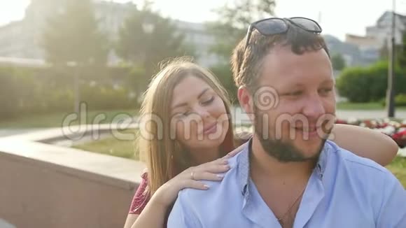 日落时市中心一对年轻夫妇的浪漫约会快乐的男人和女人拥抱亲吻享受在一起的时光视频的预览图