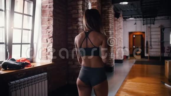 一个女人在健身房训练后喝水视频的预览图