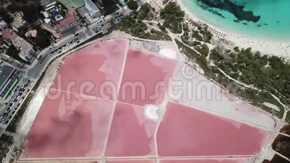 地球的线无人机垂直透视地面的颜色和形状西班牙马略卡圣约迪ColoniadeSantJordi的盐滩视频的预览图