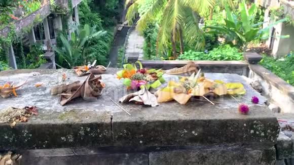 美丽的山谷有寺庙并提供Hidnuist神Ubud巴厘岛印度尼西亚4k镜头视频视频的预览图