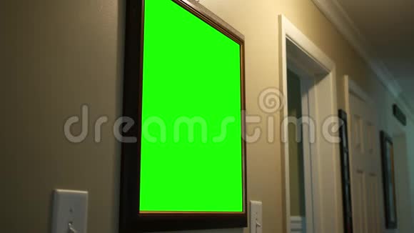 男人走在绿色屏幕前在家里的画面视频的预览图