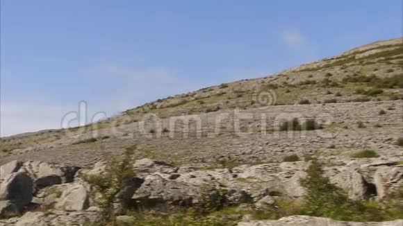 岩石地形上坡视频的预览图