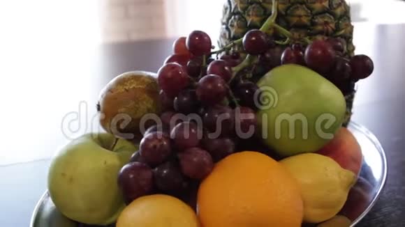 水果盘菠萝苹果红葡萄柠檬橘子视频的预览图