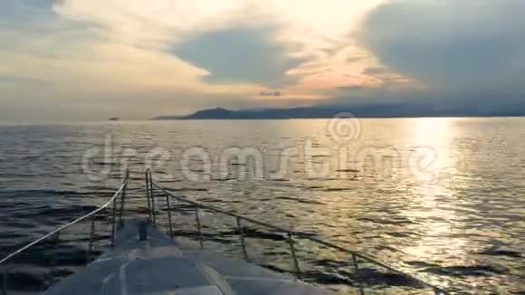 在美丽的日落时分从吉利岛到巴厘岛的海上帆船4k段录像视频的预览图