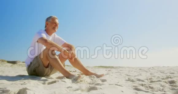 活跃的高加索人在海滩上放松的侧面景色视频的预览图