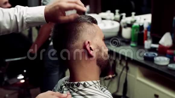 时尚男士客户拜访理发店的海装师和发型师耳朵脱毛视频的预览图