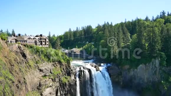 位于美国西北部的斯诺夸米瀑布位于西雅图以东斯诺夸米和法尔城之间的斯诺夸米河上视频的预览图