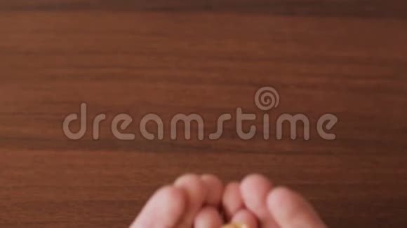 男人手里拿着欧米茄3胶囊视频的预览图