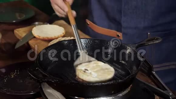 厨师用奶酪炸牛肉肉饼和汉堡库存录像厨师在炸汉堡馅饼视频的预览图