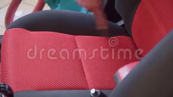 工人用黑色和红色座椅为汽车内部吸尘视频的预览图