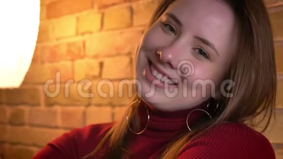 在室内一间舒适的公寓里年轻漂亮的白种人女性在做梦开心地笑着特写镜头视频的预览图