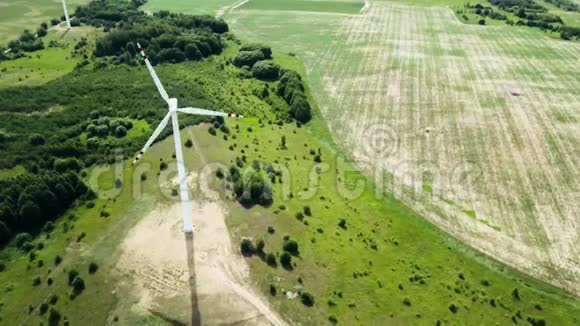 风能概念农村地区的涡轮机为农村供电空中景观视频的预览图