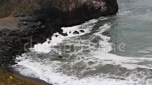海浪从悬崖上撞击海岸视频的预览图