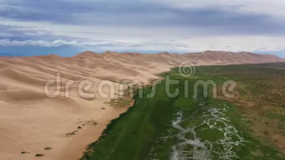 多云天空下沙丘的鸟瞰图视频的预览图