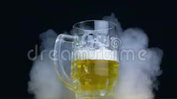 半杯啤酒或啤酒在烟雾中缓慢旋转视频的预览图