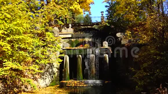 乌克兰乌曼索菲夫斯基公园的佛蒂迪石窟和一座风景雕像视频的预览图