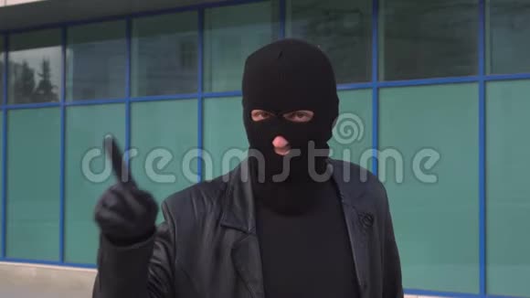 罪犯小偷或戴面具的强盗不赞成用手势表示否定视频的预览图
