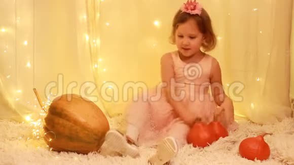 小女孩公主穿着裙子穿着金色的鞋子玩南瓜视频的预览图