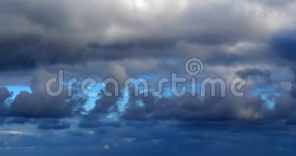乌云密布的天空与太阳雷斯马德拉岛在葡萄牙时间流逝视频的预览图