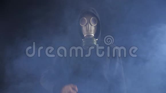 在烟雾弥漫的黑暗地方戴着面具的人的肖像露出了大拇指核准概念视频的预览图