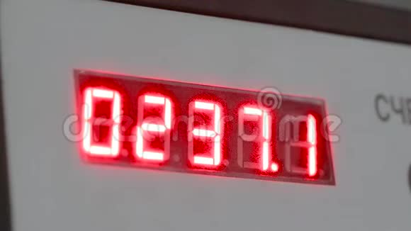 电子数字表盘仪表计数器柜台上的红色号码视频的预览图