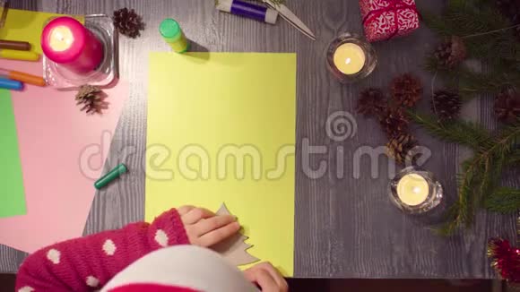 小女孩手在画圣诞树视频的预览图