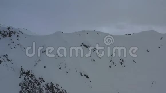 山峦叠嶂白雪皑皑有的人站在山顶4K视频的预览图
