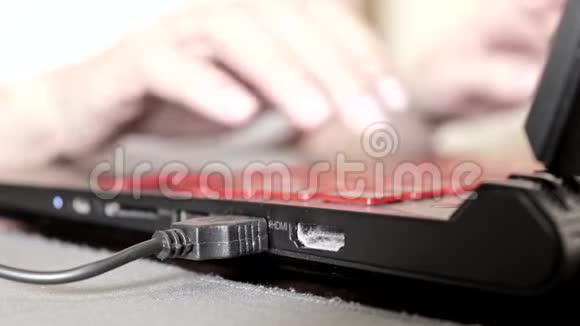 女商务女性在笔记本电脑键盘上输入文字她正在工作并在视频的预览图