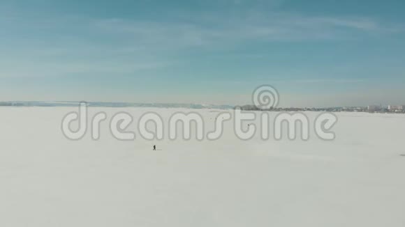 渔夫坐在结冰的河上在冰上行走视频的预览图