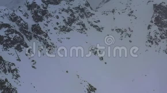 暴风雪期间有很多雾遮住了山顶空中拍摄的4k片视频的预览图