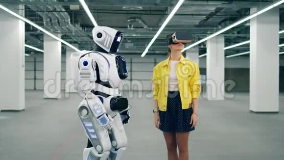 机器人正在触摸一位戴着VR眼镜的女士的手视频的预览图