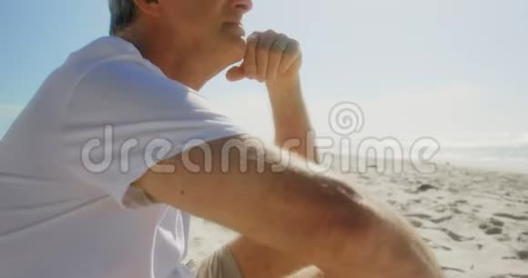 活跃的高加索人在海滩上放松的侧面景色视频的预览图
