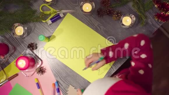 小女孩手在画圣诞树视频的预览图