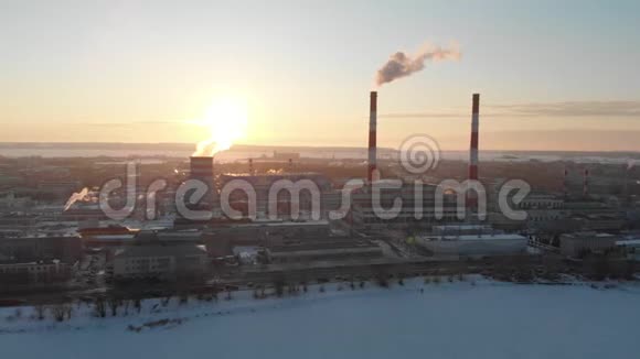 城市工业厂房全景城市的污染从管子里冒出来的烟视频的预览图