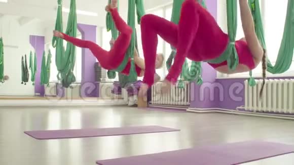 反重力瑜伽两个漂亮的女人在吊床上做运动视频的预览图