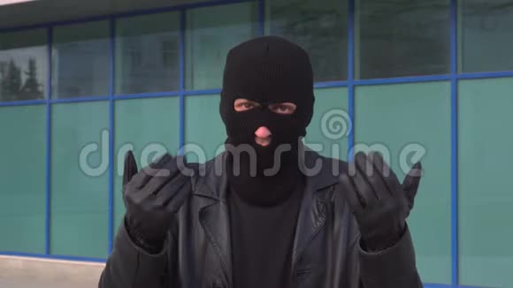 罪犯小偷或戴面具的强盗邀请某人视频的预览图