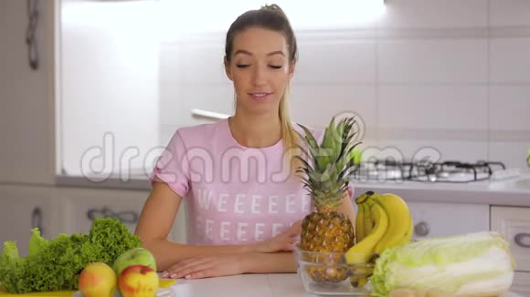健康的早餐快乐的女人在厨房里吃绿色的新鲜苹果视频的预览图