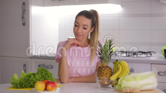 健康的食物快乐的女人吃闻扔新鲜的普通话视频的预览图