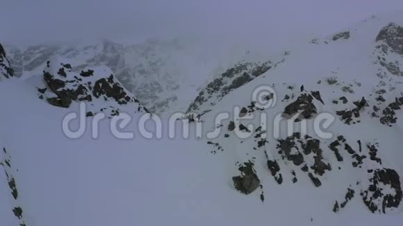 白雪覆盖了一座山有人站在山顶空中四公里的射击视频的预览图