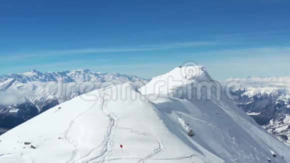 令人叹为观止的山景覆盖着白雪上面有蓝色的阳光天空空中镜头为4k视频的预览图