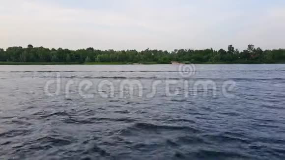 4K日落前两艘驳船在第聂伯河上航行视频的预览图