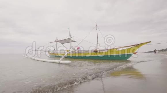 班卡号船停泊在海边的沙滩上视频的预览图