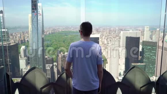 住在纽约曼哈顿楼顶的男人视频的预览图
