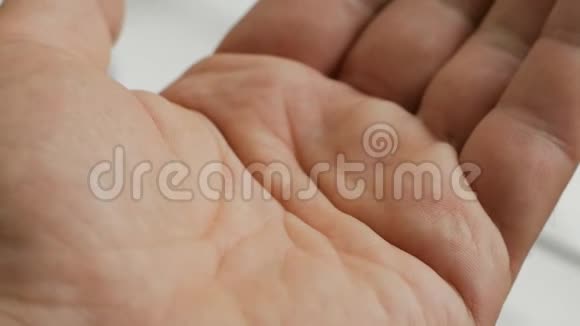 手掌上握着各种白色药丸的特写人手拿药丸维生素或药物药片视频的预览图