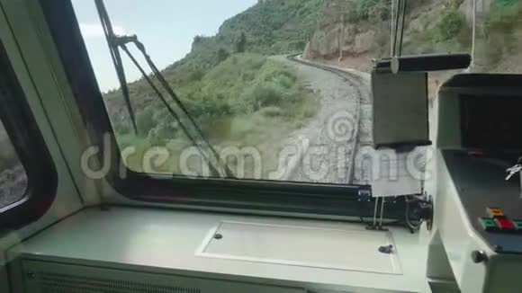 从火车第一节车厢的窗口看铁路和山脉视频的预览图