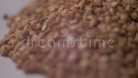 旋转生荞麦荞麦倒特写食物录像视频的预览图