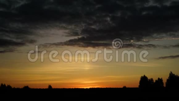 日落过度太阳用橙色的光照亮了地平线视频的预览图