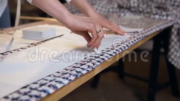 时装设计师用肥皂片在布片上画画视频的预览图