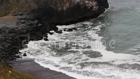 海浪从悬崖上撞击海岸视频的预览图