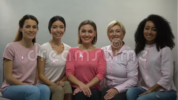 带着粉色丝带的女性能意识到乳腺癌微笑着进入镜头健康视频的预览图